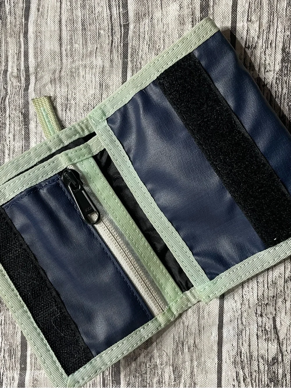 Oakley 90's Wallet mesh exterior panel & retro branding good condition mild disc